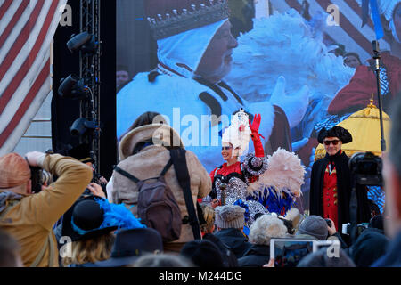 Venedig, Italien. 4 Feb, 2018. Elisa Costantini Maria des Jahres 2017 an der Piazza San Marco Ehrenkompanie der Masse nach dem vom Glockenturm flog. Credit: Enzian Polovina/Alamy leben Nachrichten Stockfoto