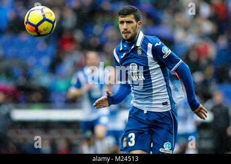 4. Februar 2018, Cornella-El Prat, Cornella de Llobregat, Barcelona, Spanien; La Liga Fußball, Espanyol vs Barcelona; Aaron von Espanyol Uhren die Kugel Stockfoto