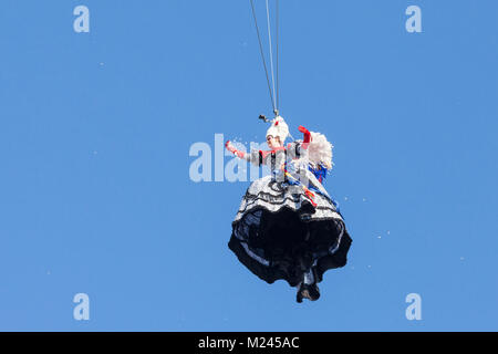 Venedig, Venetien, Italien 4. Februar 2018. Flug des Engels während der 2018 Karneval in Venedig mit der Maria aus 2017, Elisa Costantini, nach unten fliegen vom Kirchturm der St. Marks Basilika auf der Bühne der Piazza San Marco Hommage an den Dogen zu zahlen, die in der Luft gegen den blauen Himmel. Ihr Kostüm wurde von Atelier Stefano Nicolao konzipiert. Stockfoto