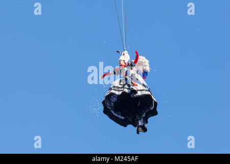 Venedig, Venetien, Italien 4. Februar 2018. Flug des Engels während der 2018 Karneval in Venedig mit der Maria aus 2017, Elisa Costantini, nach unten fliegen vom Kirchturm der St. Marks Basilika auf der Bühne der Piazza San Marco Hommage an den Dogen zu zahlen, die in der Luft gegen den blauen Himmel. Ihr Kostüm wurde von Atelier Stefano Nicolao konzipiert. Stockfoto