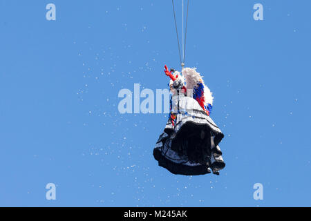 Venedig, Venetien, Italien 4. Februar 2018. Flug des Engels während der 2018 Karneval in Venedig mit der Maria aus 2017, Elisa Costantini, nach unten fliegen vom Kirchturm der St. Marks Basilika auf der Bühne der Piazza San Marco Hommage an den Dogen zu zahlen, die in der Luft gegen den blauen Himmel. Ihr Kostüm wurde von Atelier Stefano Nicolao konzipiert. Stockfoto