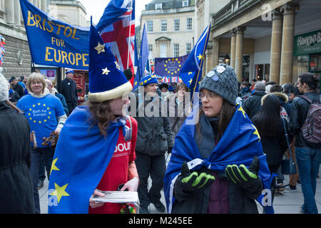 Badewanne, UK, 4. Februar 2018. Badewanne Impuls für Europa, eine Jugend führen anti Brexit Ereignis im Stadtzentrum von Bath mit Theater, Musik, Reden und einem Marsch durch die Straßen von Bad. Organisiert von Badewanne für Europa. Credit: Stephen Bell/Alamy leben Nachrichten Stockfoto