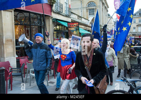 Badewanne, UK, 4. Februar 2018. Badewanne Impuls für Europa, eine Jugend führen anti Brexit Ereignis im Stadtzentrum von Bath mit Theater, Musik, Reden und einem Marsch durch die Straßen von Bad. Organisiert von Badewanne für Europa. Credit: Stephen Bell/Alamy leben Nachrichten Stockfoto