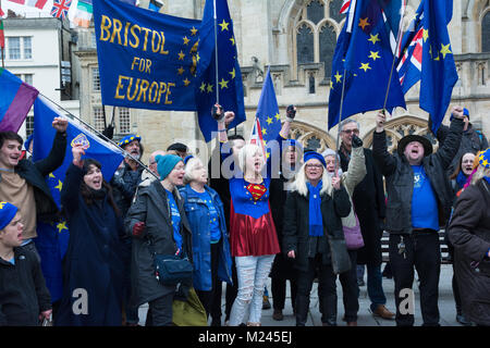 Badewanne, UK, 4. Februar 2018. Badewanne Impuls für Europa, eine Jugend führen anti Brexit Ereignis im Stadtzentrum von Bath mit Theater, Musik, Reden und einem Marsch durch die Straßen von Bad. Organisiert von Badewanne für Europa. Credit: Stephen Bell/Alamy leben Nachrichten Stockfoto