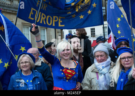 Badewanne, UK, 4. Februar 2018. Badewanne Impuls für Europa, eine Jugend führen anti Brexit Ereignis im Stadtzentrum von Bath mit Theater, Musik, Reden und einem Marsch durch die Straßen von Bad. Organisiert von Badewanne für Europa. Zentrale, Madeleina Kay EU Supergirl. Credit: Stephen Bell/Alamy leben Nachrichten Stockfoto