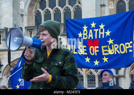 Badewanne, UK, 4. Februar 2018. Badewanne Impuls für Europa, eine Jugend führen anti Brexit Ereignis im Stadtzentrum von Bath mit Theater, Musik, Reden und einem Marsch durch die Straßen von Bad. Organisiert von Badewanne für Europa. Sam Hickmott - Mitglied des Ausschusses für Jugend in Bristol für Europa. Credit: Stephen Bell/Alamy leben Nachrichten Stockfoto