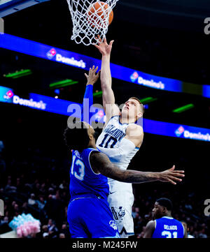 Philadelphia, Pennsylvania, USA. 4 Feb, 2018. Februar 4, 2018: Villanova guard Donte DiVincenzo #10 nimmt einen Schuß über Seton Hall guard Myles Powell #13 während des matchup zwischen den Villanova Wildcats und Seton Hall Piraten an der Wells Fargo Center, am 4. Februar in Philadelphia, Pennsylvania, 2018. Villanova gewann 92-76. (Foto von Scott Serio/Cal Sport Media/Alamy leben Nachrichten Stockfoto