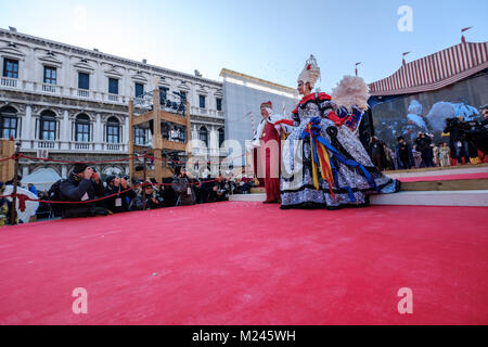 Venedig, Italien. 4 Feb, 2018. Elisa Costantini Maria des Jahres 2017 accompaigned von der Doge Gruß der Gast an der Piazza San Marco. Venedig, Italien. Februar 4, 2018. Credit: Enzian Polovina/Alamy leben Nachrichten Stockfoto