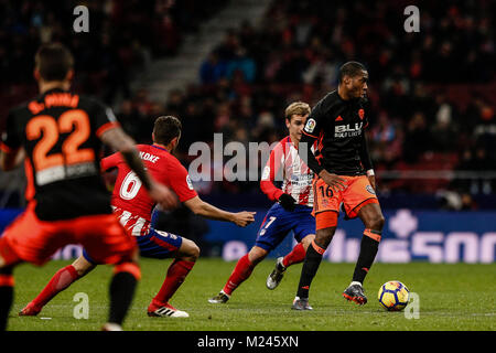 Geoffrey Kondogbia (Valencia CF) steuert die Kugel La Liga Match zwischen Atletico de Madrid vs Valencia CF Wanda Metropolitano Stadion in Madrid, Spanien, 4. Februar 2018. Credit: Gtres Información más Comuniación auf Linie, S.L./Alamy leben Nachrichten Stockfoto