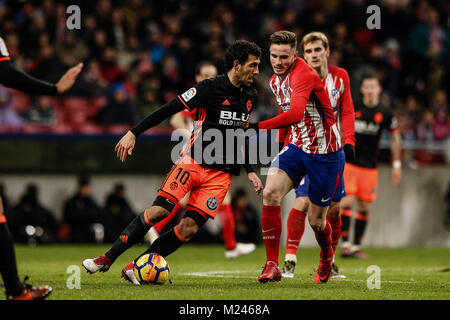 Saul Niguez (Atletico de Madrid) kämpft um den Ball mit Dani Parejo (Valencia CF), La Liga Match zwischen Atletico de Madrid Valencia CF Wanda Metropolitano Stadion in Madrid, Spanien, 4. Februar 2018 vs. Credit: Gtres Información más Comuniación auf Linie, S.L./Alamy leben Nachrichten Stockfoto