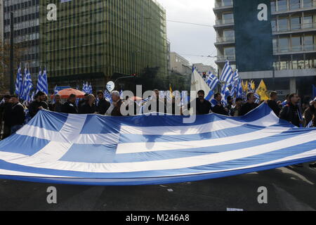 Athen, Griechenland. 4 Feb, 2018. Eine große griechische Flagge bei der Vorführung gesehen. Zehntausende von Griechen in den Syntagma-platz anspruchsvolle DER EHEMALIGEN JUGOSLAWISCHEN REPUBLIK MAZEDONIEN (Ehemalige Jugoslawische Republik Mazedonien), um die Verwendung des Namens Mazedonien und das Bild von Alexander dem Großen stop demonstrieren. Credit: Eleni Paroglou/SOPA/ZUMA Draht/Alamy leben Nachrichten Stockfoto