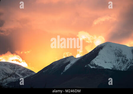 Keswick, Großbritannien. 4. Februar 2018. Einen atemberaubenden Sonnenuntergang, über grisedale Hecht und der coledale Horsehoe in England Lake District National Park. Russell Millner/Alamy leben Nachrichten Stockfoto