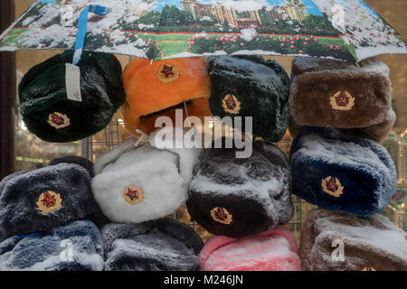 Moskau, Russland - Februar 4, 2018: Blick auf Winter Mützen der Sowjetischen Armee in der Moskauer Innenstadt Souvenirshop während ungewöhnliche Schneefälle in Moskau, Russland Credit: Nikolay Winokurow/Alamy leben Nachrichten Stockfoto