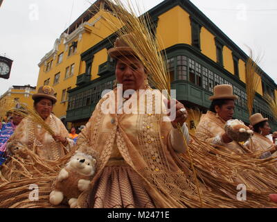 Peruanische Tänzer nehmen teil, das sich in der Jungfrau von Candelaria Festival in den Hauptstraßen von Lima's Downtown. Beliebt in Puno, Peru und Bolivien, das Festival war in Perus Hauptstadt von Highland Migranten und ihre Nachkommen exportiert. Stockfoto