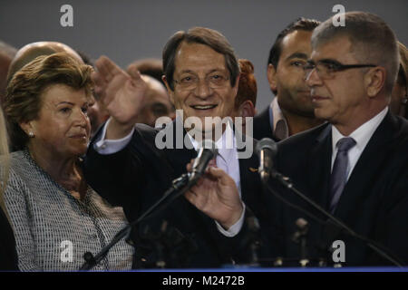 Nikosia, Zypern. 4 Feb, 2018. Zyprischen amtierende Präsident Nicos Anastasiades (C) Wellen zu Anhängern nach in Nikosia, Zypern, Nov. 4, 2018 gewählt. Nicos Anastasiades komfortabel gewann eine zweite Amtszeit in einer Stichwahl am Sonntag gegen linke Präsidentschaftskandidat Stavros Malas, nach der Wahl die Ergebnisse. Credit: Christos Theodorides/Xinhua/Alamy leben Nachrichten Stockfoto