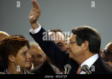 Nikosia, Zypern. 4 Feb, 2018. Zyprischen amtierende Präsident Nicos Anastasiades (R, vorne) Wellen zu Anhängern nach in Nikosia, Zypern, Nov. 4, 2018 gewählt. Nicos Anastasiades komfortabel gewann eine zweite Amtszeit in einer Stichwahl am Sonntag gegen linke Präsidentschaftskandidat Stavros Malas, nach der Wahl die Ergebnisse. Credit: Christos Theodorides/Xinhua/Alamy leben Nachrichten Stockfoto