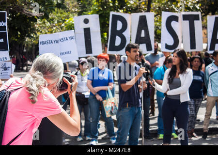 Caracas, Venezuela, 4. Februar, 2018. Eine Gruppe von Demonstranten aus Protest gegen die Regierung von Nicolas Maduro aufgrund der schweren politischen und sozialen Krise, die Venezuela konzentriert. Agustin Garcia/Alamy leben Nachrichten Stockfoto