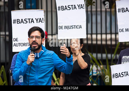 Caracas, Venezuela, 4. Februar, 2018. Eine Gruppe von Demonstranten aus Protest gegen die Regierung von Nicolas Maduro aufgrund der schweren politischen und sozialen Krise, die Venezuela konzentriert. Agustin Garcia/Alamy leben Nachrichten Stockfoto