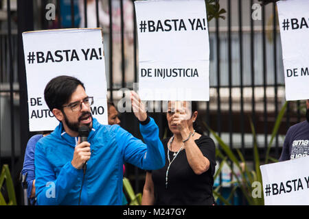 Caracas, Venezuela, 4. Februar, 2018. Eine Gruppe von Demonstranten aus Protest gegen die Regierung von Nicolas Maduro aufgrund der schweren politischen und sozialen Krise, die Venezuela konzentriert. Agustin Garcia/Alamy leben Nachrichten Stockfoto