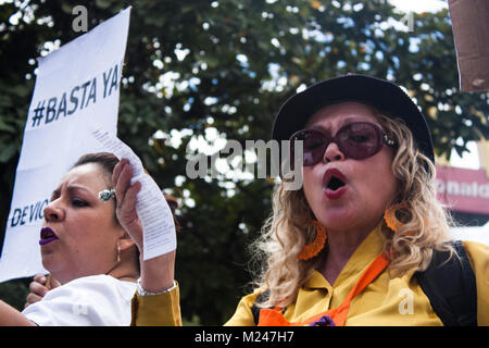 Caracas, Venezuela, 4. Februar, 2018. Eine Gruppe von Demonstranten aus Protest gegen die Regierung von Nicolas Maduro aufgrund der schweren politischen und sozialen Krise, die Venezuela konzentriert. Agustin Garcia/Alamy leben Nachrichten Stockfoto