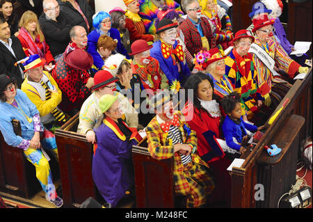 Clowns hören, die dem Service während der 72. jährlichen Grimaldi Clown Gottesdienst in Alle Angaben zum Heiligen Kirche, Hackney, London, Vereinigtes Königreich. Der Service, der zu einer jährlichen Tradition seit 1946, wird in Erinnerung an Joseph "Joey" Clown Grimaldi (1778-1837), der am meisten gefeierten englischen Clown, geboren wurde und in London durchgeführt. Die einzigartige Gottesdienst ist an jedem ersten Sonntag im Februar statt und einen Kranz zu Ehren der Grimaldi. Stockfoto