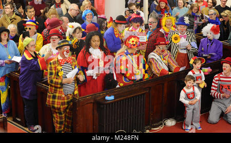 Clowns hören, die dem Service während der 72. jährlichen Grimaldi Clown Gottesdienst in Alle Angaben zum Heiligen Kirche, Hackney, London, Vereinigtes Königreich. Der Service, der zu einer jährlichen Tradition seit 1946, wird in Erinnerung an Joseph "Joey" Clown Grimaldi (1778-1837), der am meisten gefeierten englischen Clown, geboren wurde und in London durchgeführt. Die einzigartige Gottesdienst ist an jedem ersten Sonntag im Februar statt und einen Kranz zu Ehren der Grimaldi. Stockfoto