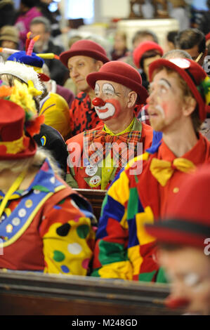 McB der Clown hören, die dem Service während der 72. jährlichen Grimaldi Clown Gottesdienst in Alle Angaben zum Heiligen Kirche, Hackney, London, Vereinigtes Königreich. Der Service, der zu einer jährlichen Tradition seit 1946, wird in Erinnerung an Joseph "Joey" Clown Grimaldi (1778-1837), der am meisten gefeierten englischen Clown, geboren wurde und in London durchgeführt. Die einzigartige Gottesdienst ist an jedem ersten Sonntag im Februar statt und einen Kranz zu Ehren der Grimaldi. Stockfoto