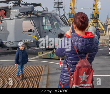 Constanta, Rumänien. 3. Februar, 2018. HMS DUncan und HMS Enterprise vom Vereinigten Königreich, von TCG Gaziantep und TCG AKÇAY aus der Türkei kam, stoppte für einen Tag im Hafen von Constanta. Paul Brummell CMG, der britische Botschafter in Rumänien, während seines Besuchs, dass Schwarze Meer" wird eine freie Meer bleiben' erklärt. Credit: Mihai Popa/Alamy leben Nachrichten Stockfoto