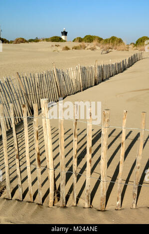 Shadow Muster von Holzzäunen installiert für Dune Schutz am Strand von Espiguette, Le Grau-du-Roi, Camargue, Frankreich Stockfoto