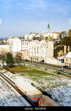 Belgrad, SERBIEN - Dezember 4, 2017: Winterlandschaft mit Schnee bedeckt Gebäude und Rail Track Blick aus dem Branko Brücke im Stadtzentrum in Belgrad Stockfoto