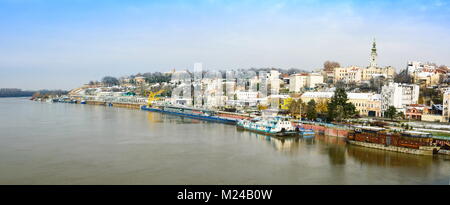 Belgrad, SERBIEN - Dezember 4, 2017: Winter Panorama vom Branko Brücke über die Sava in Belgrad Stockfoto