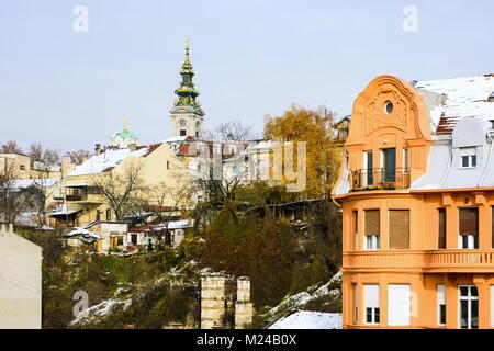 Belgrad, SERBIEN - Dezember 4, 2017: Winterlandschaft mit Schnee bedeckt Gebäude Details aus dem Branko Brücke im Stadtzentrum Gebiet ansehen Belgrad Stockfoto