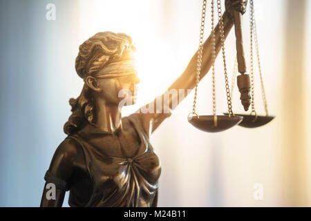 Statue von Gerechtigkeit mit Skalen in Rechtsanwalt Büro. Juristische Recht, Beratung und Gerechtigkeit Konzept Stockfoto
