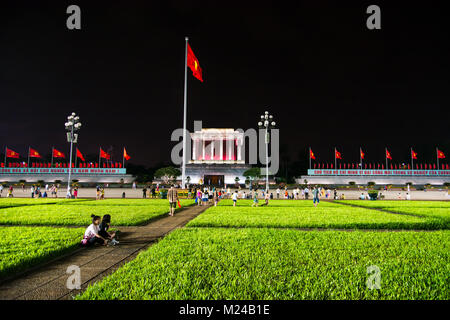 HANOI, VIETNAM - 22. MAI 2017: Ba Dình Platz mit Besuchern und Ho Chi Minh Mausoleum in Hanoi, Vietnam in der Nacht. An dieser Stelle Präsident Ho ch