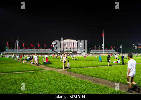 HANOI, VIETNAM - 22. MAI 2017: Ba Dinh Square mit Besuchern und Ho Chi Minh Mausoleum in Hanoi, Vietnam voll in der Nacht Stockfoto