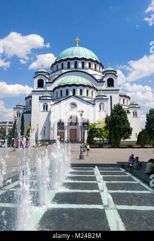 Belgrad, SERBIEN - 29. JUNI 2017: Kirche des Heiligen Sava in Belgrad, Serbien, eine der größten orthodoxen Kirchen in der Welt an einem sonnigen Tag Stockfoto