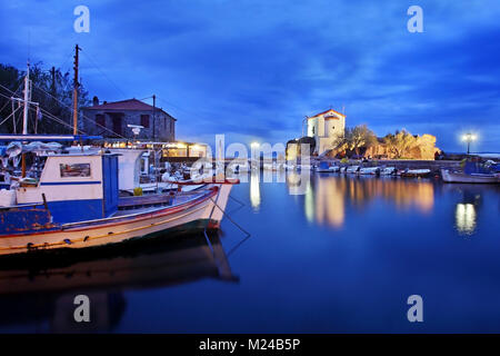 Am Abend Blick auf den malerischen Fischerhafen von Skala Sykamias, in Lesbos, Griechenland. Stockfoto