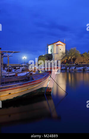 Am Abend Blick auf den malerischen Fischerhafen von Skala Sykamias, in Lesbos, Griechenland. Stockfoto