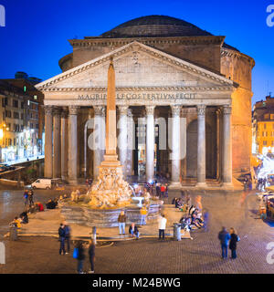 Am Abend Pantheon, Rom, Italien, Europa. Rom antike Tempel aller Götter. Rom Pantheon ist eine der bekanntesten Sehenswürdigkeiten von Rom und Italien Stockfoto