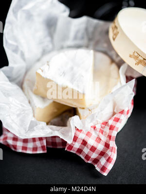 Brie Käse und Wein Gläser. Makro Bild, schwarzer Hintergrund. Square, Stockfoto