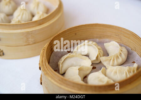 Chinesische Knödel in Bambus Steamer. Knödel gehören zu den typischen Essen in China Stockfoto