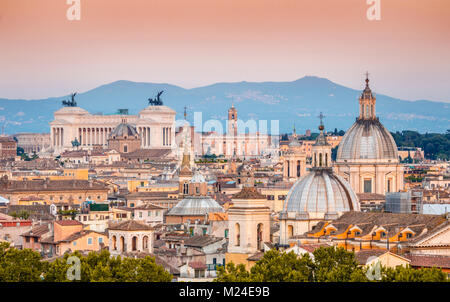 Blick auf Rom vom Castel Sant'Angelo an der blauen Stunde Stockfoto