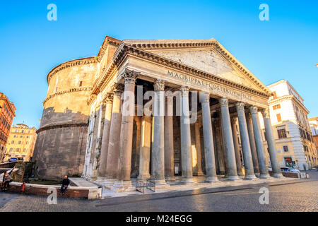 Pantheon bei Sonnenaufgang, Rom, Italien, Europa. Rom antike Tempel aller Götter. Rom Pantheon ist eine der bekanntesten Sehenswürdigkeiten von Rom und Italien Stockfoto