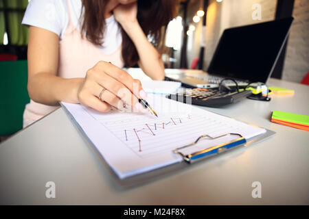 In der Nähe der weiblichen Hand zeigen auf Business Document, während das erklären. Stockfoto