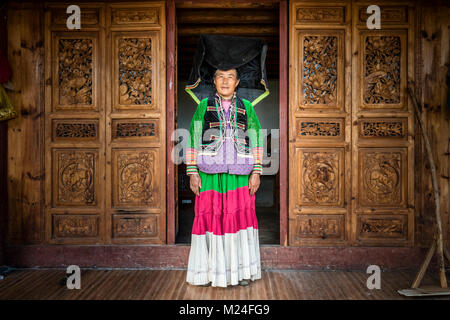 Yi Bauer Frau in traditioneller Kleidung, Lijiang, Yunnan, China Stockfoto