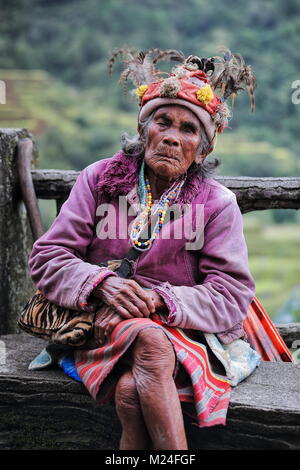 Banaue, Philippines-October 8, 2016: Einige ältere Ifugaos - Männer und Frauen - noch Kleid in ihrer traditionellen Kleidung und Kopfbedeckung während der Sitzung durch die r Stockfoto