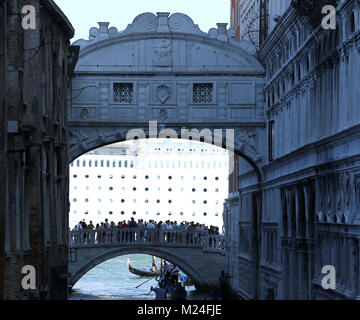 Venezia, Italien - 14 Juli, 2015: Seufzerbrücke mit vielen Menschen und das riesige Kreuzfahrtschiff im Hintergrund auf den Giudecca Kanal Stockfoto