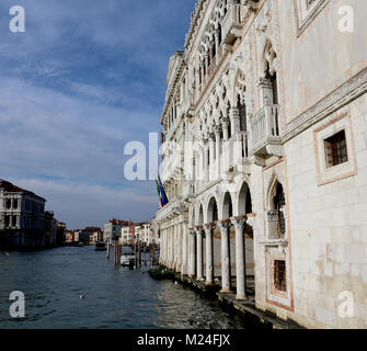 Venedig, Italien - 31.12.2015: Schloss namens Ca D'Oro bedeutet das Goldene Haus in italienischer Sprache und Wasser auf den Canal Grande Stockfoto