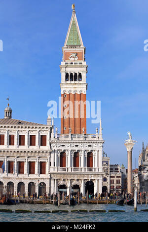 Venedig, Italien - Dezember 31, 2015: Glockenturm von St. Mark und der Lagune von Venedig Stockfoto