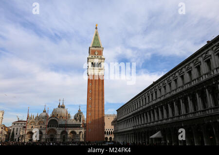 Venedig, Italien - 31.12.2015: hohe Glockenturm von St. Mark auf dem Hauptplatz Piazza San Marco Stockfoto